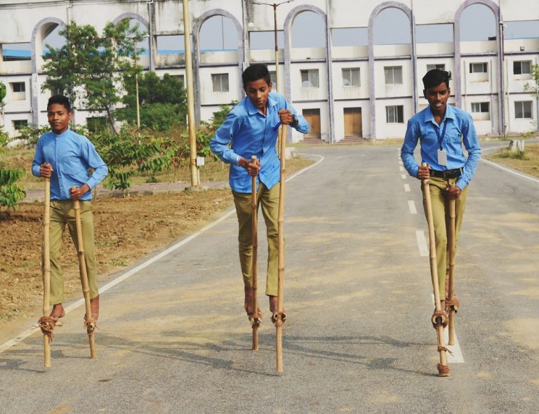 युवा महोत्सव में युवाओं ने जमकर खेला भौंरा, चलाई गेंड़ी