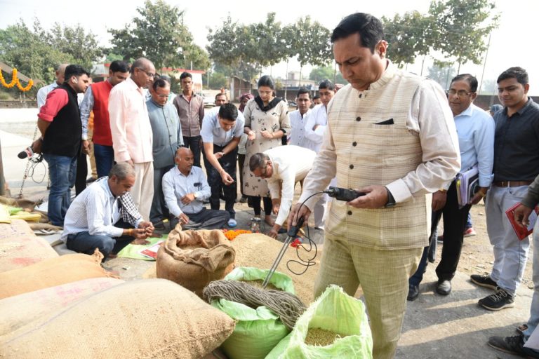 धान खरीदी प्रारंभ, कलेक्टर ने सेंदरी, बिरकोना, सरकंडा समितियों का किया निरीक्षण