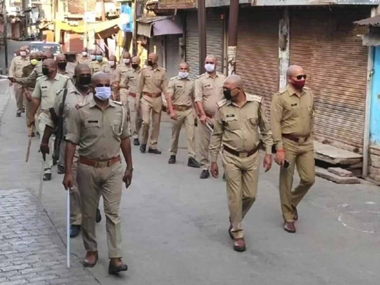 सिर के बालों में न चिपक जाए कोरोना वायरस, 75 पुलिसवालों ने कराया मुंडन