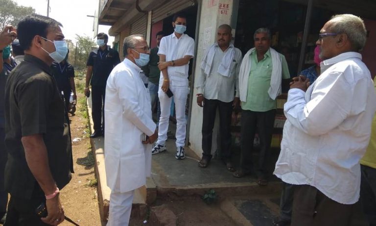 गृह मंत्री ने विभिन्न गांवों का दौरा कर लोगों को कोरोना बीमारी से बचाव के लिए जागरूक किया