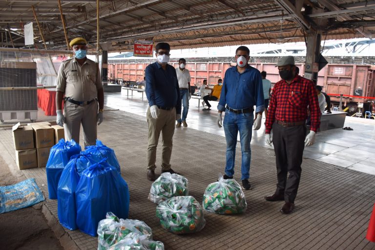 एसईसीएल द्वारा बिलासपुर स्टेशन से गुजरते श्रमिक स्पेशल ट्रेन के यात्रियों को अब तक 14350 खाने के पैकेट व 14350 पानी बाटल वितरित की गयी