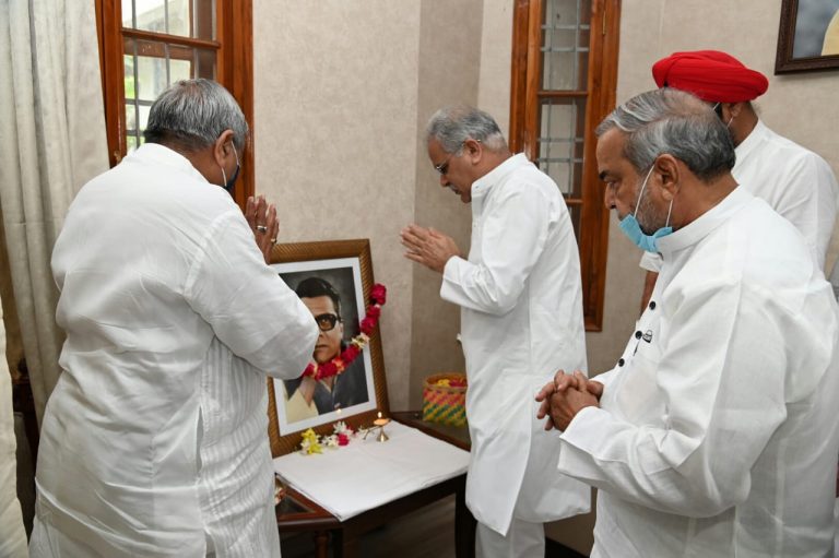 मुख्यमंत्री भूपेश बघेल ने बिसाहू दास महन्त की पुण्यतिथि पर उन्हें विनम्र श्रद्धांजलि अर्पित की