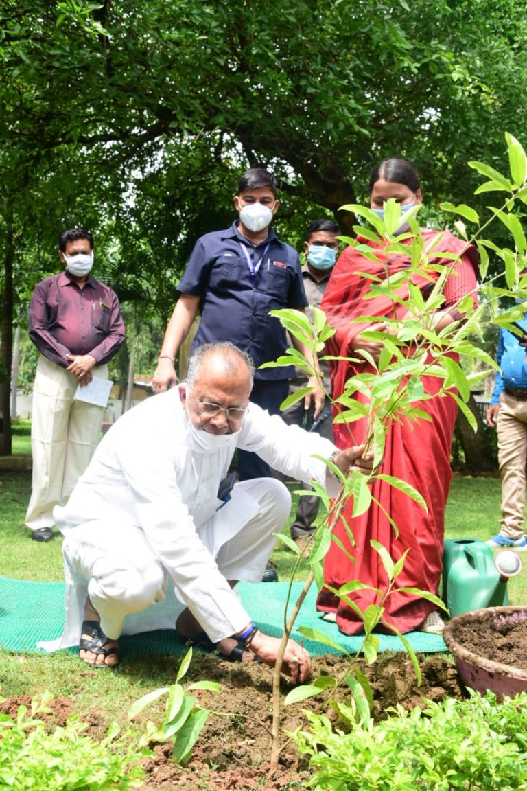 गृह मंत्री ने अपने निवास परिसर में पौध रोपण कर पर्यावरण संरक्षण का दिया संदेश