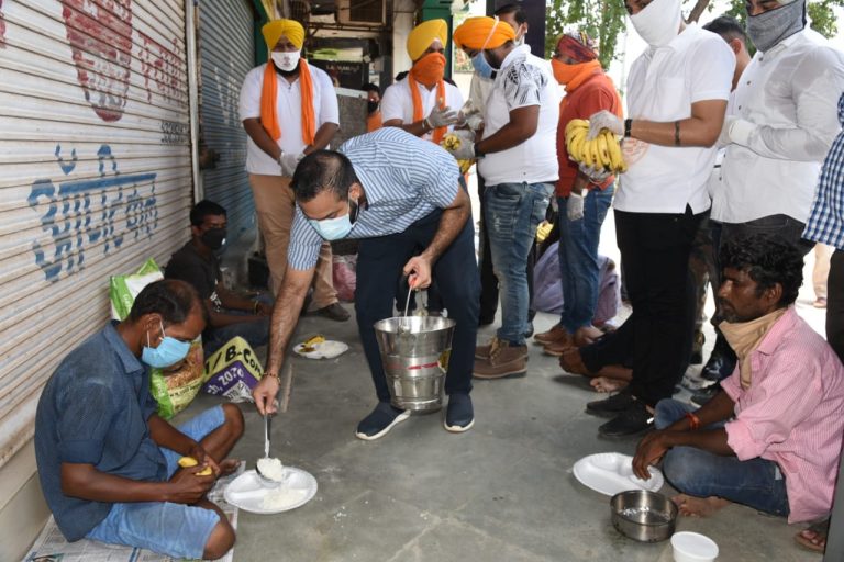 लॉकडाउन प्रभावित गरीबों को कलेक्टर सारांश मित्तर ने अपने हाथों से परोसा भोजन