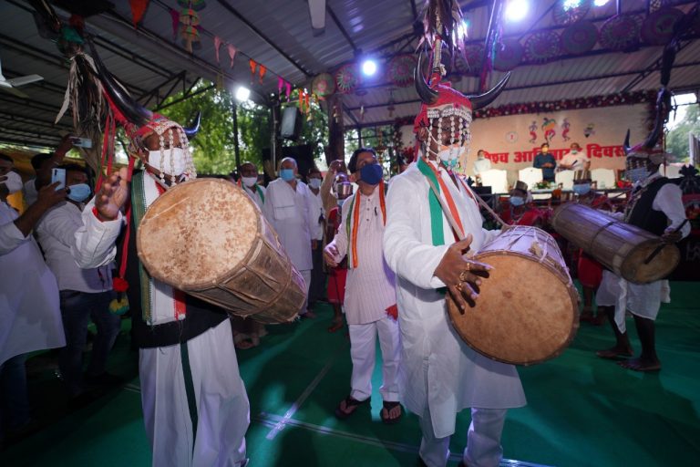 मुख्यमंत्री भूपेश बघेल के निवास कार्यालय में आज हर्षाेल्लास के साथ विश्व आदिवासी दिवस मनाया गया