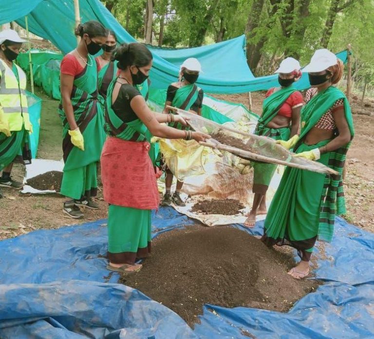 गोधन न्याय योजनांतर्गत आर्थिक तरक्की के लिए वर्मी कम्पोस्ट बनाने में जुटी समूह की महिलाएं