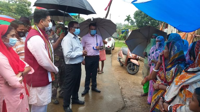 बाढ़ ग्रस्त इलाके का दौरा करने सुकमा पहुंचे बस्तर कमिश्नर व आईजी