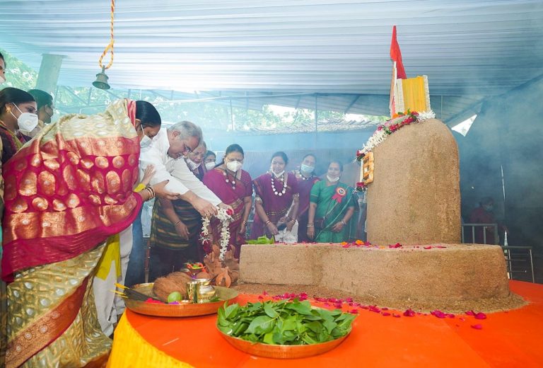 मुख्यमंत्री भूपेश बघेल के रायपुर निवास में आज पारम्परिक रूप में हर्षोल्लास के साथ पोरा-तीजा तिहार मनाया गया