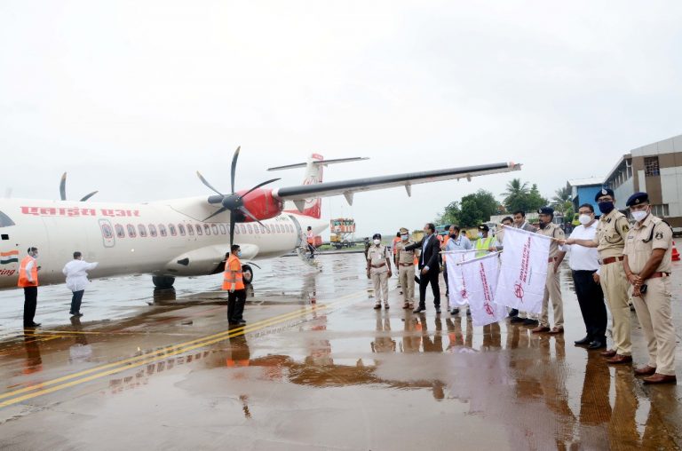 मुख्यमंत्री के हाथों जगदलपुर से रायपुर और हैदराबाद तक हवाई सेवाएं हुई शुरु