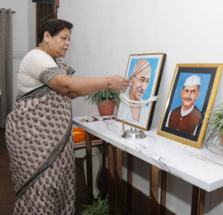 राज्यपाल अनुसुईया उइके ने राष्ट्रपिता महात्मा गांधी एवं पूर्व प्रधानमंत्री लाल बहादुर शास्त्री जयंती पर उन्हें श्रद्धासुमन अर्पित की