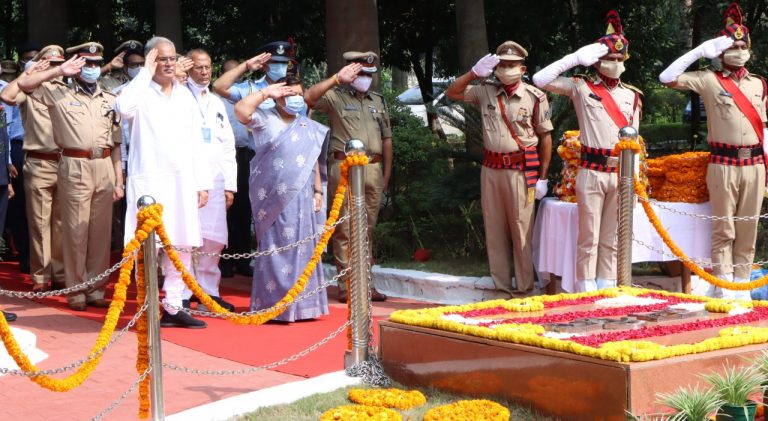 राज्यपाल, मुख्यमंत्री एवं गृहमंत्री ने शहीद वाटिका में शहीदों को दी श्रद्धांजलि