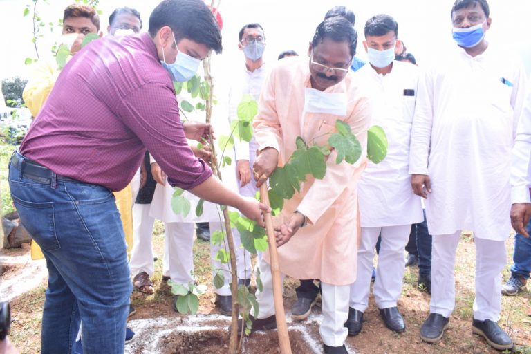 संत गहिरा गुरू विश्वविद्यालय परिसर को ऐसे विकसित करें कि लोग यहां आने उत्सुक हों : अमरजीत भगत