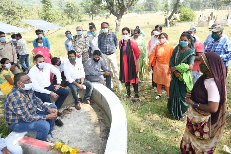 गौठानों में ग्रामीण उद्योग पार्क विकसित करने की योजना, मुख्यमंत्री के सलाहकार ने आदिवासी बाहुल्य गौठानों का लिया जायजा