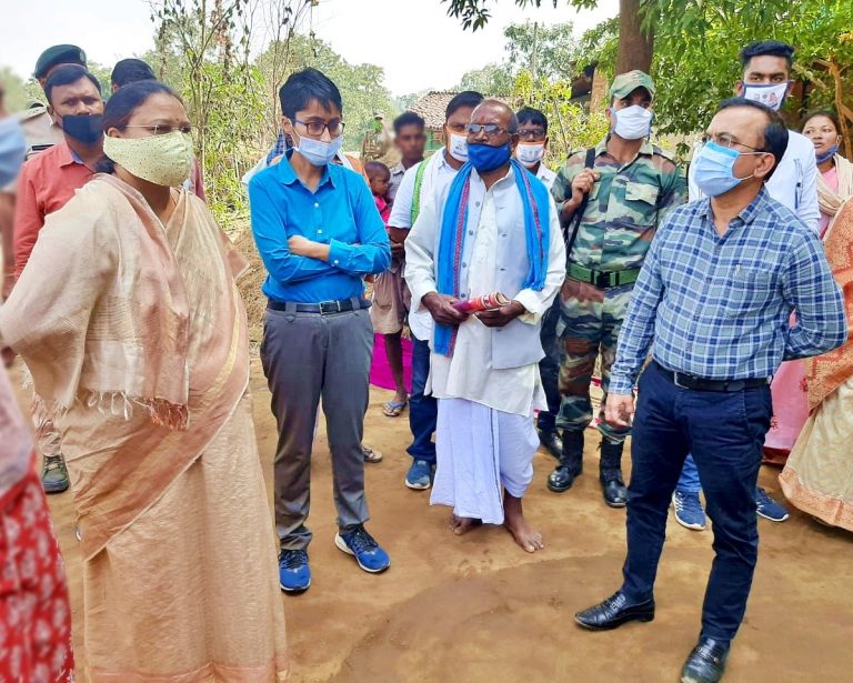 श्रीमती भेंड़िया ने हाथियों के विचरण से प्रभावित गावों का किया दौरा : महिला एवं बाल विकास मंत्री ने ग्रामीणों से चर्चा कर क्षति की ली जानकारी