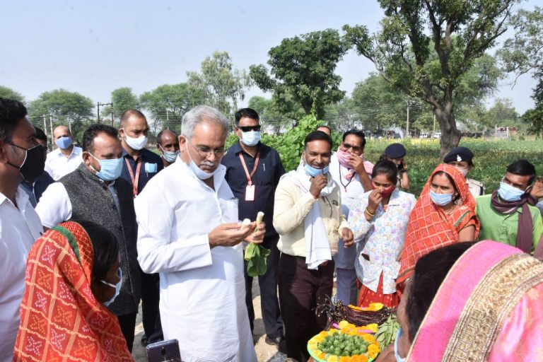 मुख्यमंत्री भूपेश बघेल ने आज दुर्ग जिले पाटन तहसील के ग्राम बोरेन्दा भ्रमण के दौरान वहां सब्जियों का उत्पादन करने वाले महिला स्व-सहायता समूह की महिलाओं से चर्चाकी…