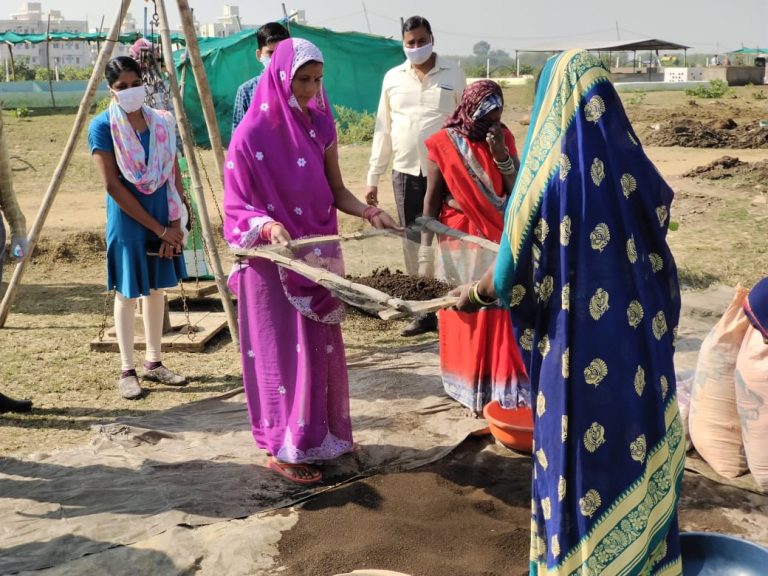 जैविक खाद से आर्थिक तरक्की की ओर अग्रसर गौमाता समूह की महिलाएं