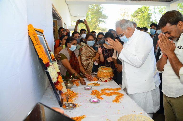 मुख्यमंत्री भूपेश बघेल श्रीमती मनोरमा सिरमौर के निधन पर शोक संवेदनाएं प्रकट करने पहुंचे ग्राम बोइरझिटी : परिवारजनों से मिलकर दी सांत्वना