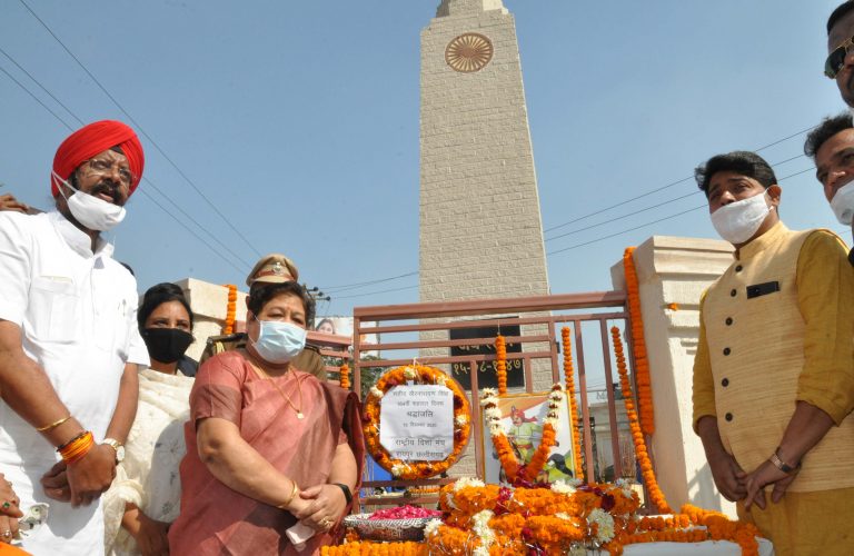 राज्यपाल ने जय स्तंभ चौक पर शहीद वीर नारायण सिंह को श्रद्धांजलि अर्पित की