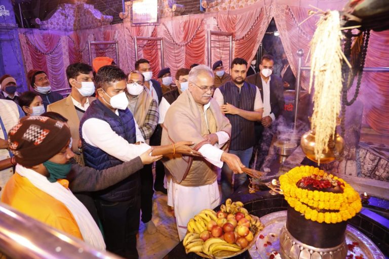 मुख्यमंत्री भूपेश बघेल ने रायगढ़ प्रवास के दौरान वहां बाबाधाम में पूजा-अर्चना कर प्रदेश में सुख, शांति और समृद्धि की कामना की..