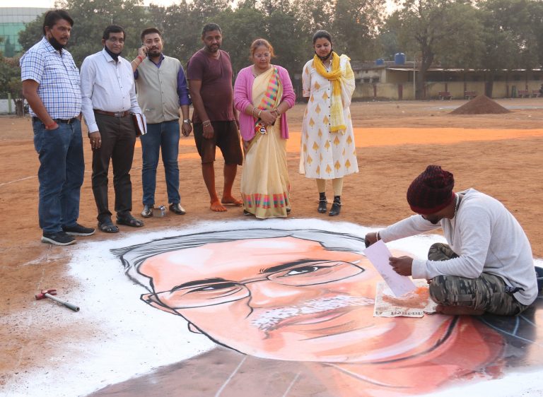 राज्य महिला आयोग द्वारा 9 हजार वर्गफुट की विशाल रंगोली से वर्ल्ड रिकॉर्ड बनाने की तैयारी