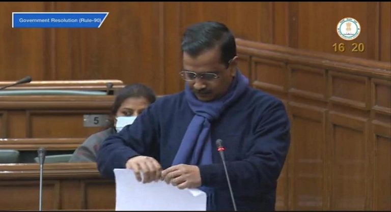 दिल्ली विधानसभा में केजरीवाल ने फाड़ी कृषि कानूनों की कॉपियां, कहा- अंग्रेजों से बदतर न बने सरकार