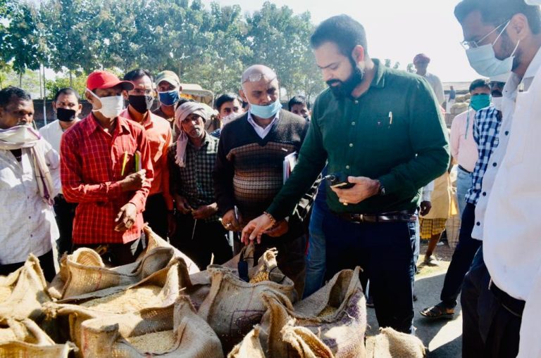 कलेक्टर सारांश मित्तर ने सेंदरी धान खरीदी केन्द्र का किया औचक निरीक्षण