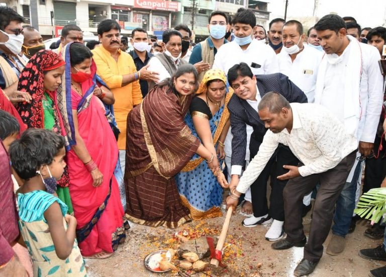 मंत्री डॉ. शिवकुमार डहरिया ने तेलीबांधा में सामुदायिक भवन सह व्यावसायिक परिसर का किया भूमिपूजन