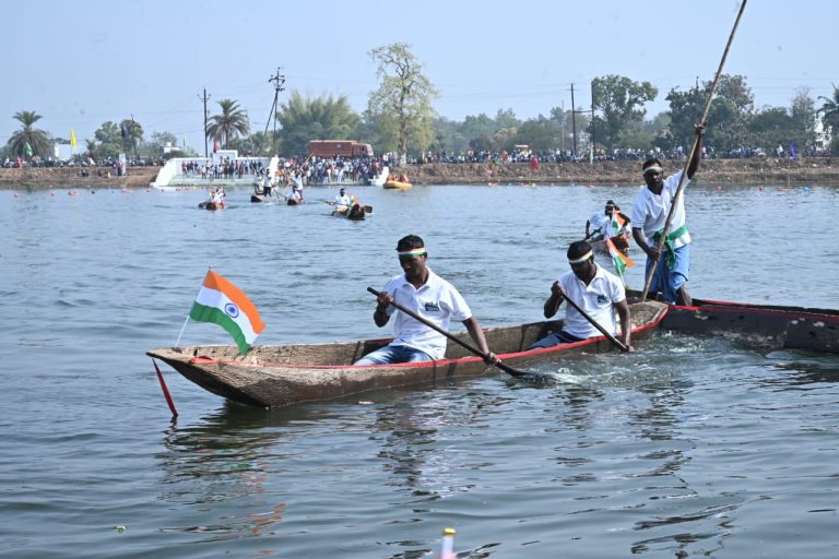 मुख्यमंत्री भूपेश बघेल आज जगदलपुर स्थित दलपत सागर जलाशय में आयोजित संभाग स्तरीय नौकायन प्रतियोगिता के समापन और विकास कार्यों के लोकार्पण एवं भूमिपूजन कार्यक्रम में शामिल हुए..