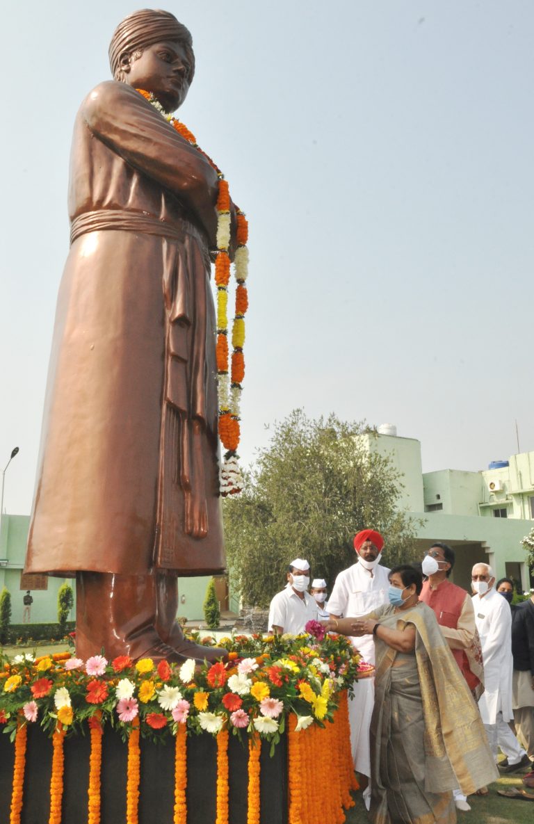 राज्यपाल ने विधानसभा परिसर में स्थित स्वामी विवेकानंद की मूर्ति पर पुष्प अर्पित किया