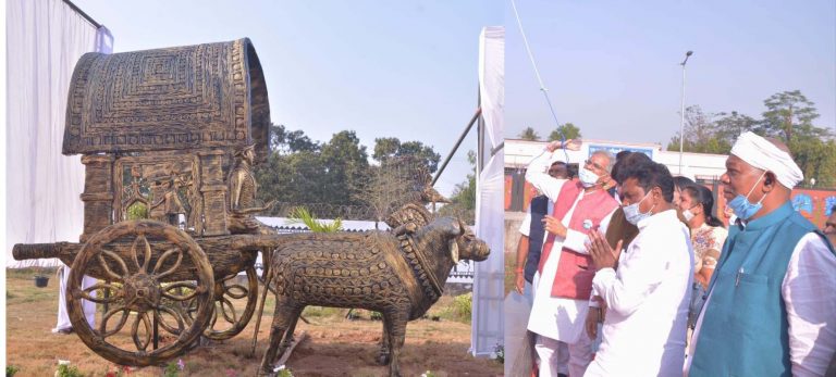 मुख्यमंत्री भूपेश बघेल ने आज जगदलपुर (बस्तर) स्थित माँ दन्तेश्वरी हवाई अड्डा में स्थापित कांसा से निर्मित बैलगाड़ी का लोकार्पण किया