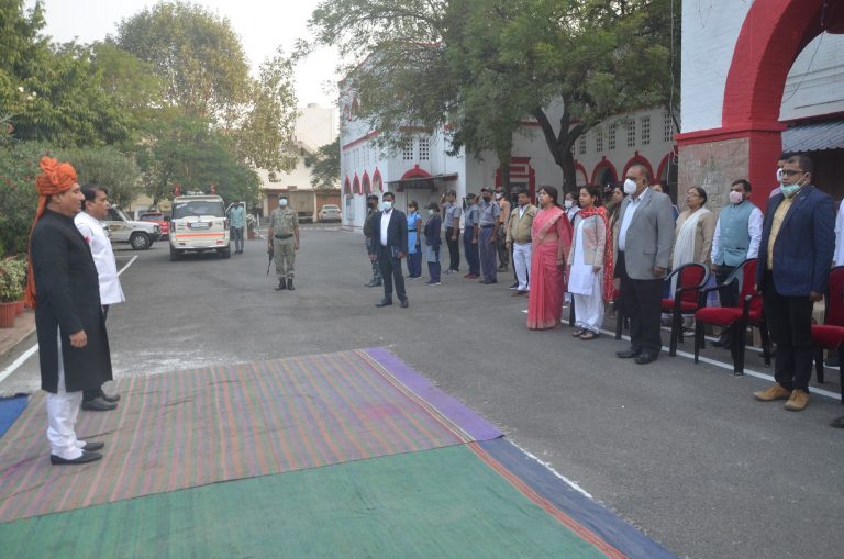 अटल बिहारी बाजपेयी विश्वविद्यालय में प्रभारी कुलपति डाॅ. अलंग द्वारा ध्वजारोहण