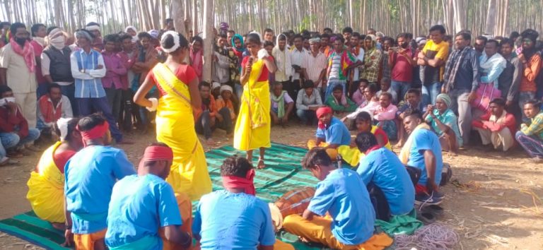 हाट-बाजार के साथ-साथ 150 गाँवों में छत्तीसगढ़ सरकार की पहुंचाई गई योजनाएं : बस्तर के अंदरूनी इलाकों में कला जत्था के माध्यम से स्थानीय बोली में शासकीय योजनाओं का प्रचार