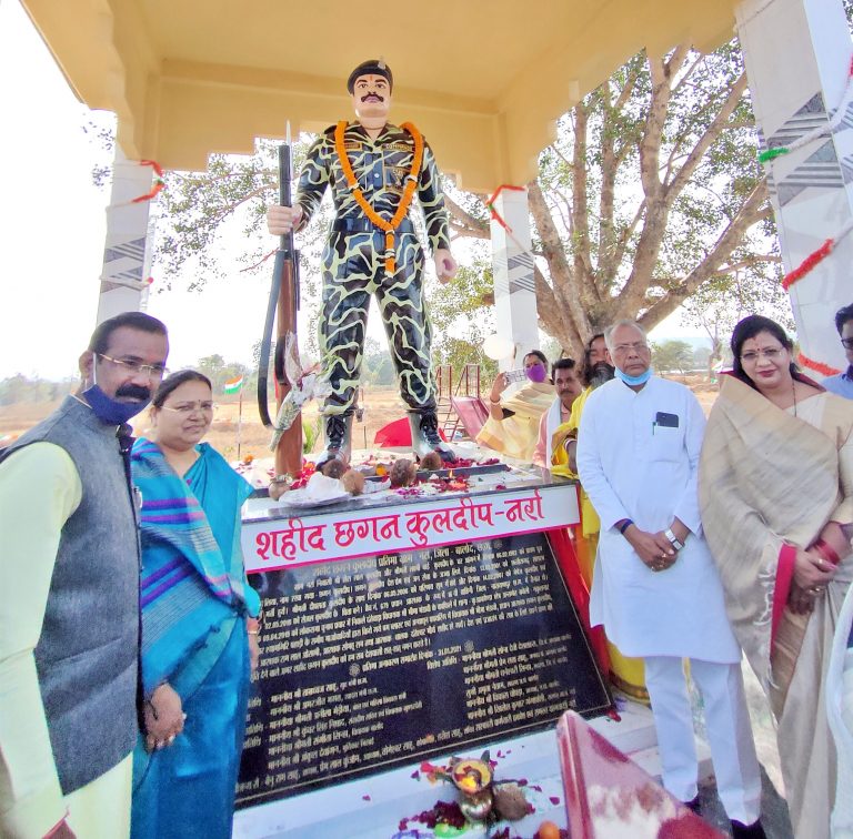 गृहमंत्री ताम्रध्वज साहू ने ग्राम नर्रा में शहीद छगन कुलदीप  की प्रतिमा का किया अनावरण