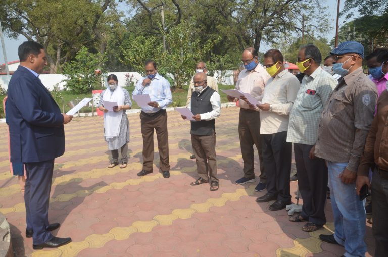 संभागायुक्त ने राष्ट्रीय मतदाता दिवस पर दिलाई शपथ