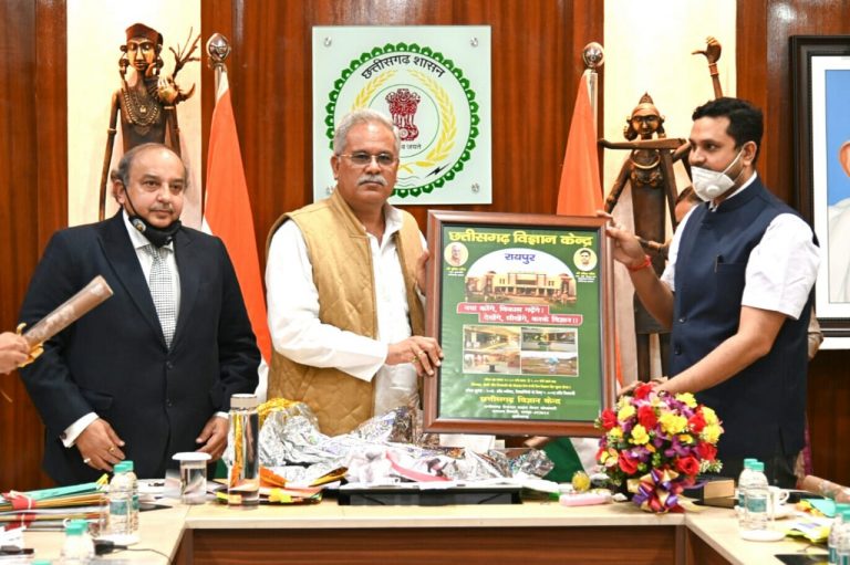 मुख्यमंत्री भूपेश बघेल ने छत्तीसगढ़ रीजनल साइंस सेंटर द्वारा निर्मित पोस्टर का किया विमोचन