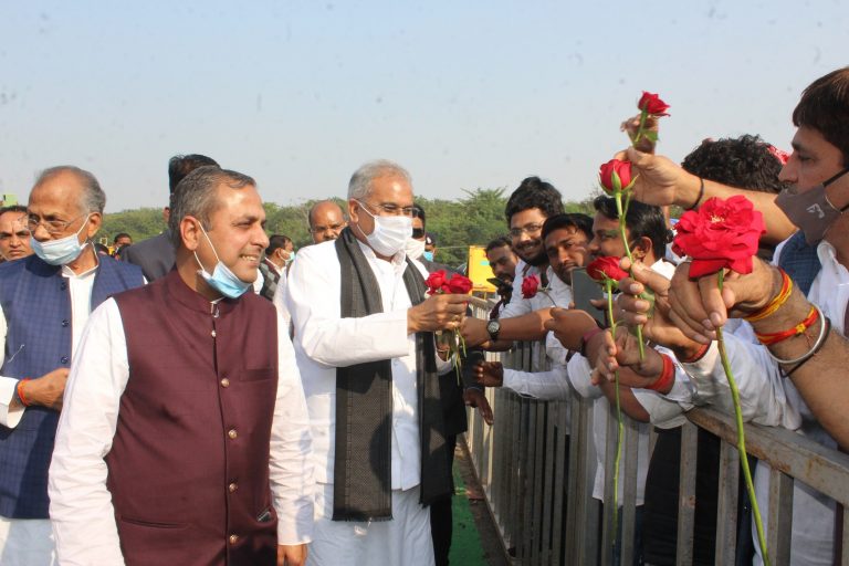 मुख्यमंत्री भूपेश बघेल का बिलासपुर पहुँचने पर एसईसीएल हेलीपेड पर आत्मीय स्वागत