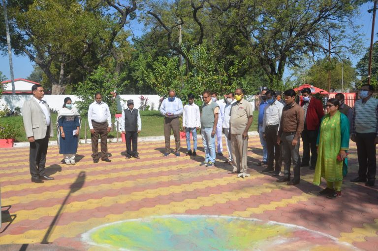 कमिश्नर और कलेक्टर कार्यालय में शहीदों की स्मृति में मौन धारण किया गया