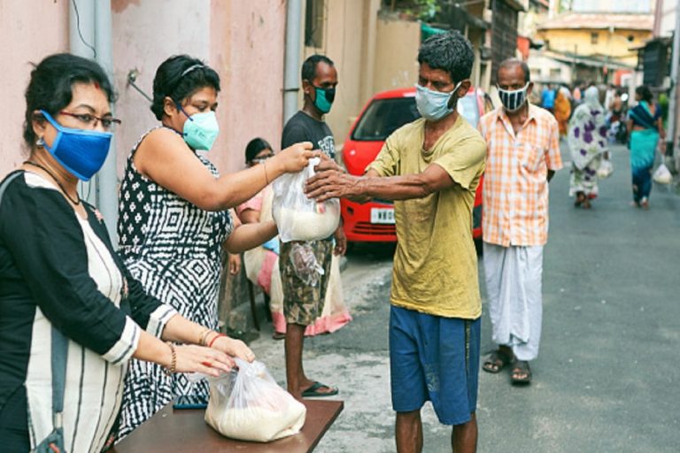 कोरोना वायरस लॉकडाउन में अरबपतियों की संपत्ति 35 फीसदी बढ़ी, अप्रैल महीने में गई हर घंटे 1.7 लाख नौकरी