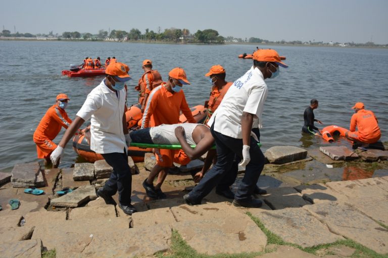 बाढ़ में फंसे लोगों को बचाकर आपदा मोचन दल ने किया सफल मॉकड्रिल