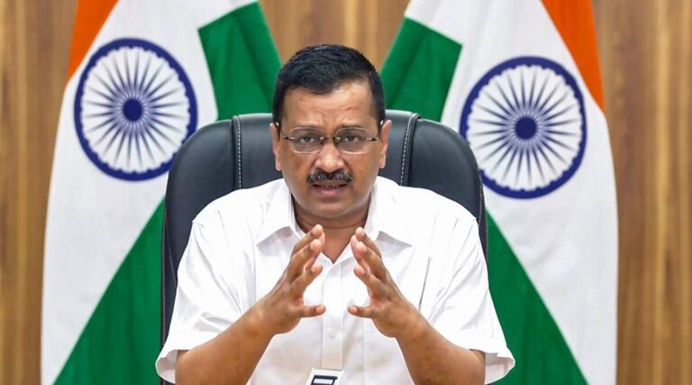 केजरीवाल के नए स्ट्रेन वाले बयान पर सिंगापुर की फेसबुक और ट्विटर को भी नसीहत