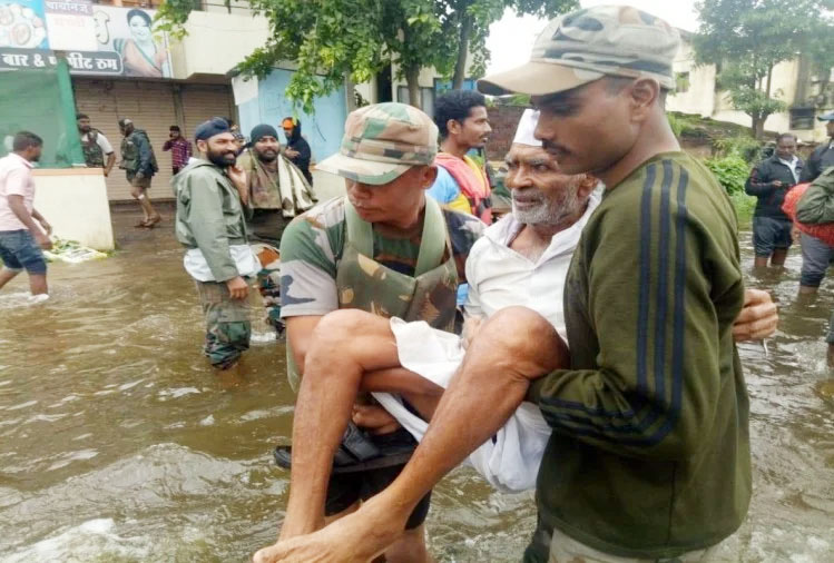 महाराष्ट्र में बिगड़े हालात: छह जिलों में बारिश से तबाही, रायगढ़ में पांच की मौत, 30 अब भी लापता