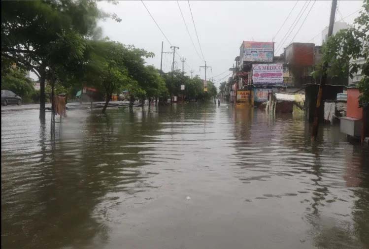 बारिश बनी आफत: हैदराबाद में बारिश के बाद टापू में तब्दील हुई सड़कें, दो लोग बहे