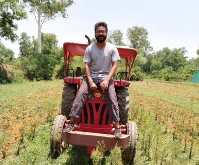जमशेदपुर के इंजीनयर ने नौकरी छोड़ खेती में बनाया करियर, अच्छी कमाई के साथ किसानों की जिंदगी संवार रहे