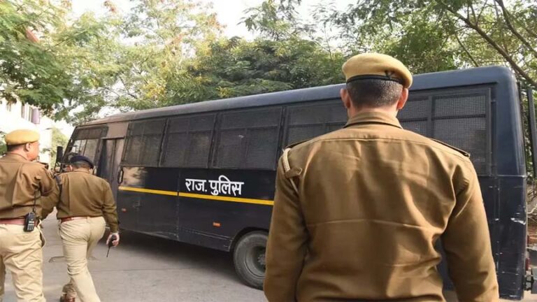 ट्रक चालकों से अवैध वसूली का धंधा ! बीजेपी एमएलए ने पुलिसकर्मी की टोपी से पकड़े 10 हजार रुपये