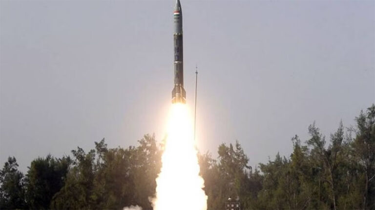 रक्षा मंत्री के सलाहकार ने कहा- वैश्विक पाबंदियों ने आगे बढ़ने में की मदद, मिसाइल तकनीक में आत्मनिर्भर