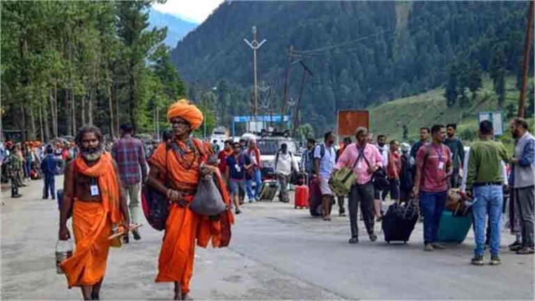 हमारी प्रार्थनाएं भगवान शिव ने सुनीं…जम्मू से अमरनाथ मंदिर के लिए 7,800 से अधिक तीर्थयात्रियों का 10वां जत्था रवाना