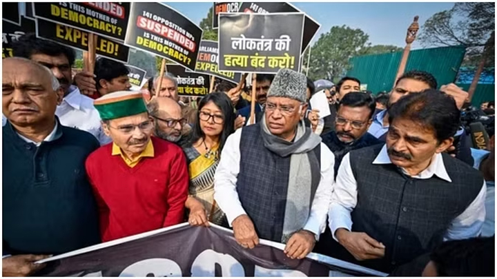 संसद के शीतकालीन सत्र से सांसदों के निलंबन पर विपक्ष लामबंद, पूरे देश में ‘INDIA’ का प्रदर्शन