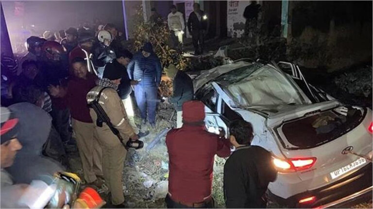 अमरोहा दर्दनाक सड़क हादसा: ओवरटेक करने के दौरान आमने-सामने टकराईं कारें, 4 लोगों की मौत