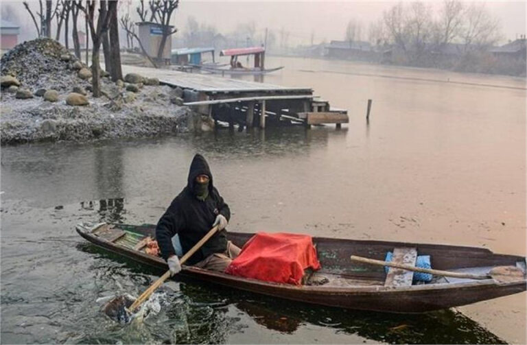 कश्मीर में शीतलहर का कहर जारी, कई जगहों पर तापमान शून्य से तीन डिग्री नीचे पहुंचा