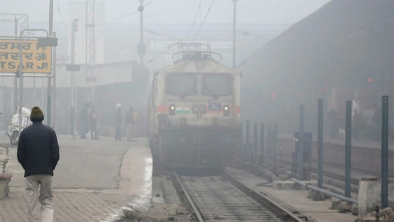 कड़ाके की ठंड से कांपी दिल्ली, आज के लिए यलो अलर्ट; कोहरे के कारण देरी से चल रहीं 23 ट्रेनें